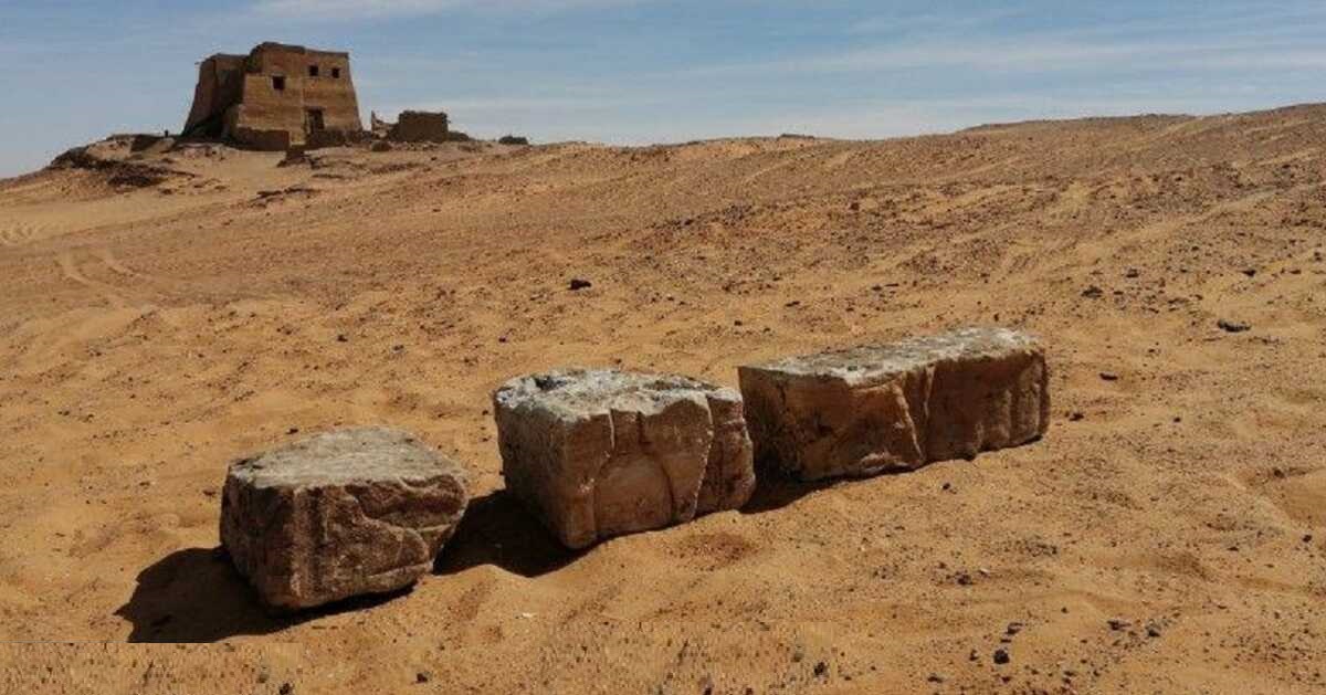 Découverte d'une centaine de blocs de grès appartenant au temple d'un pharaon au Soudan
