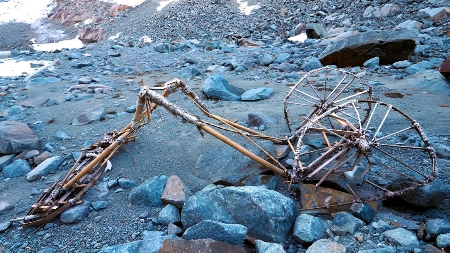 Des randonneurs ont découvert un étrange véhicule en bambou libéré par un glacier