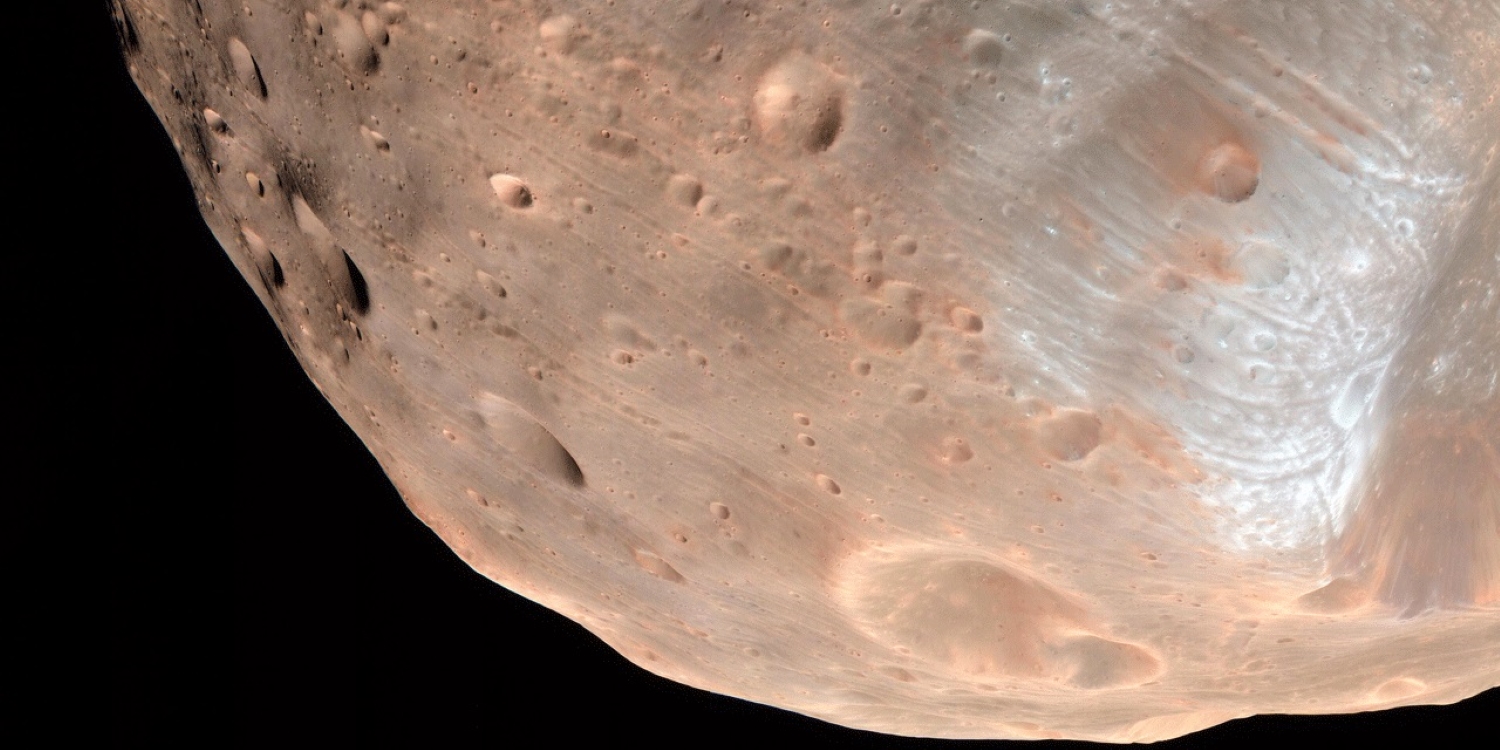 Des structures étranges découvertes à l’intérieur de la plus grande Lune de Mars