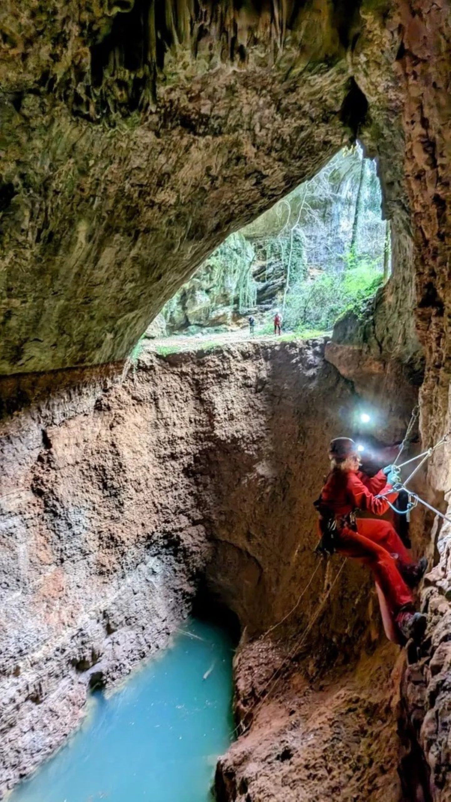 Des vestiges archéologiques découverts dans le gouffre de Dions