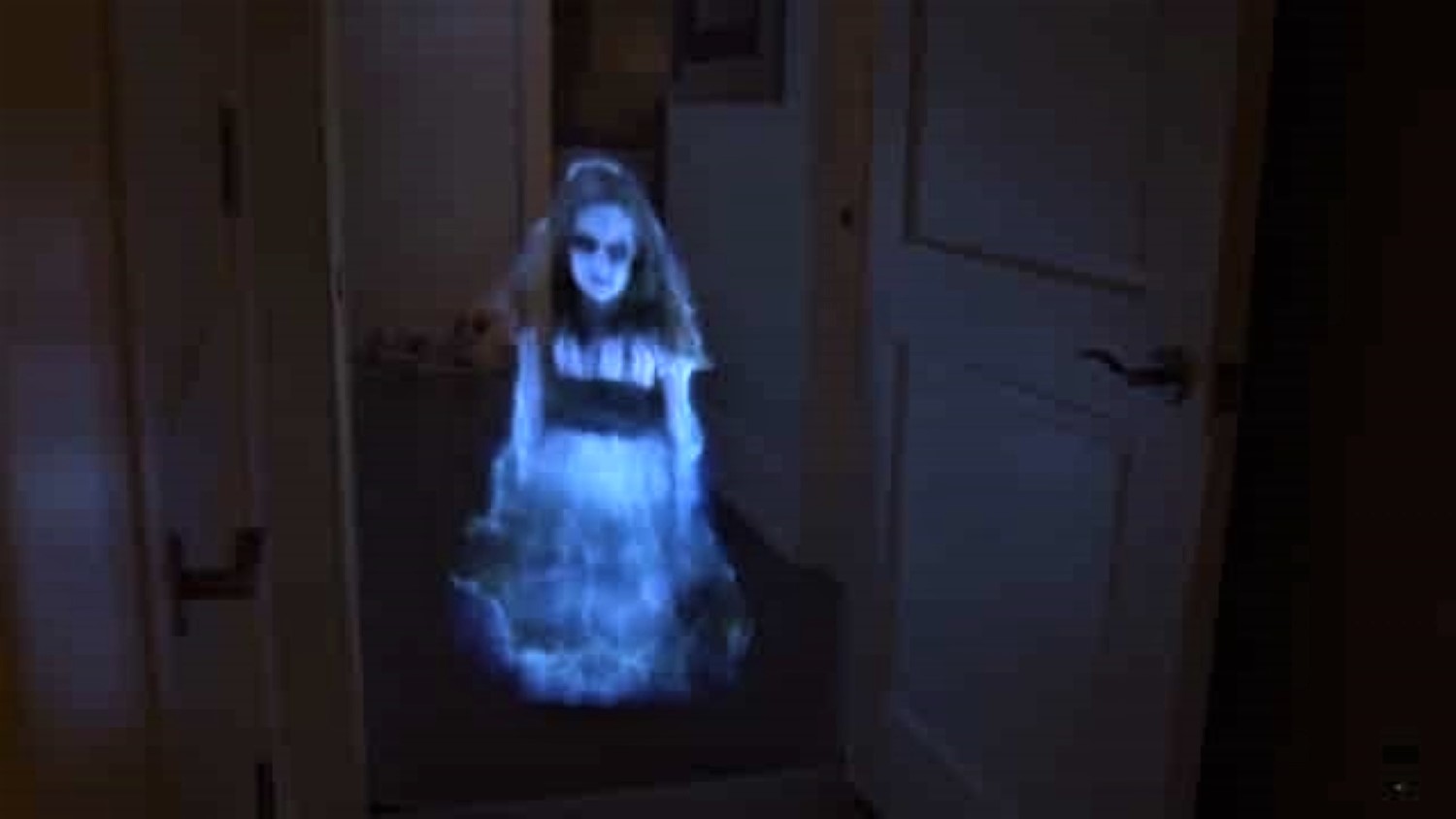 Elle parle pendant son sommeil un fantôme lui répond