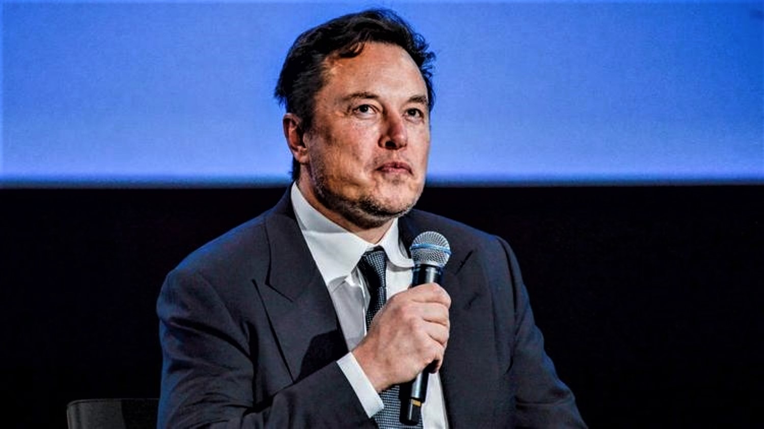 Elon Musk et des experts réclament une pause dans l'IA : des risques majeurs pour l'humanité