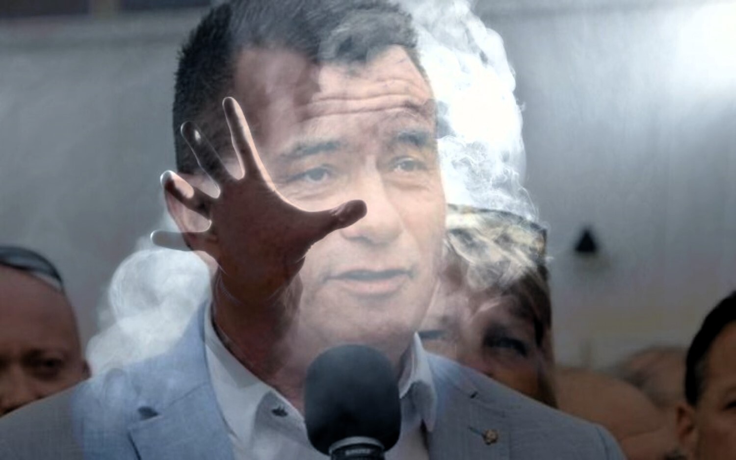 Envoûté par sa voix : la folle histoire du maire d’Agde