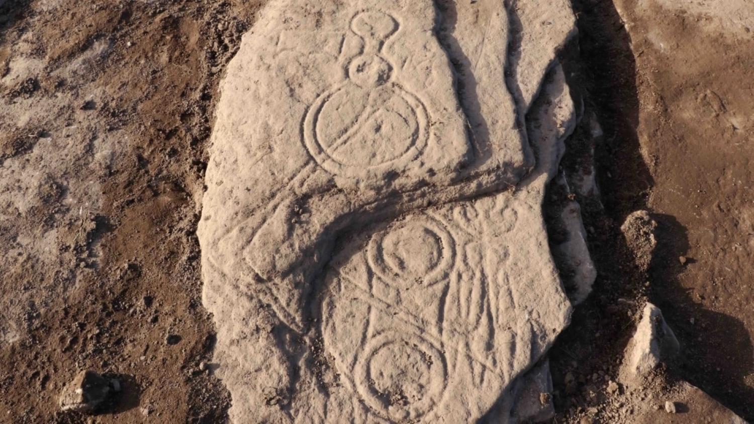 Exceptionnelle découverte à Aberlemno en Écosse d’une pierre sculptée de symboles pictes