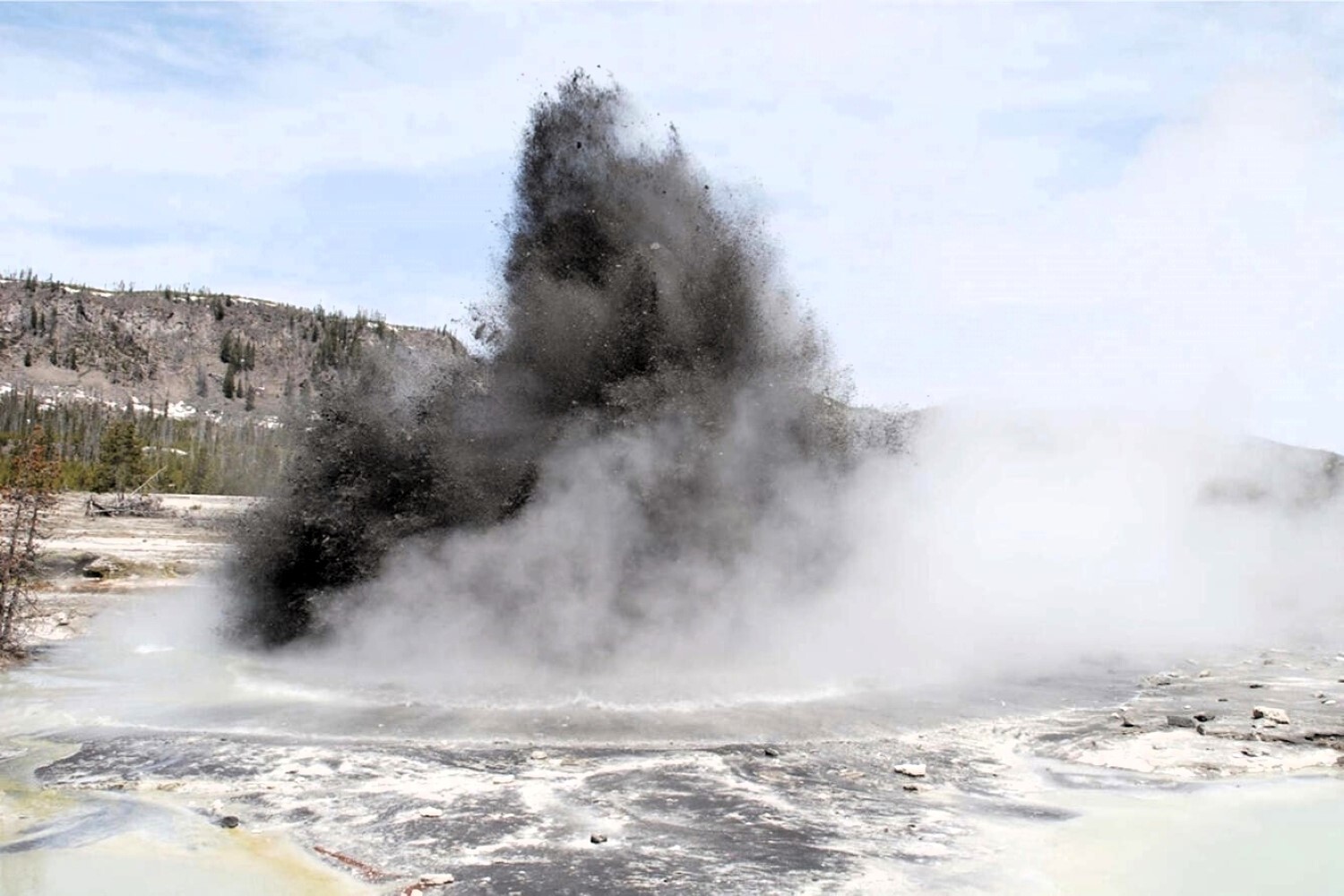 Explosions hydrothermales dans le parc national de Yellowstone