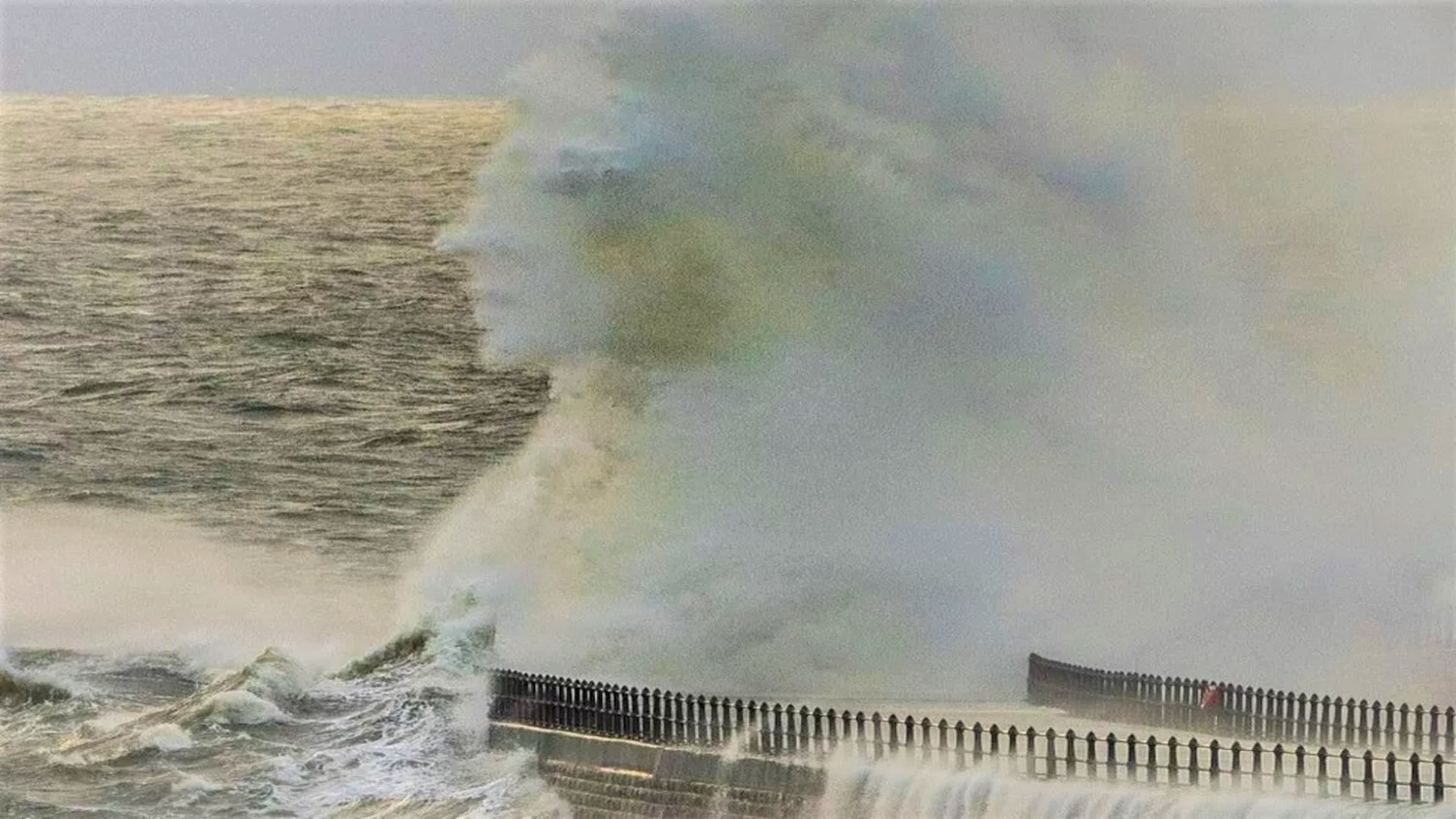 La photo incroyable d'un visage humain capturé dans une vague au Royaume-Uni