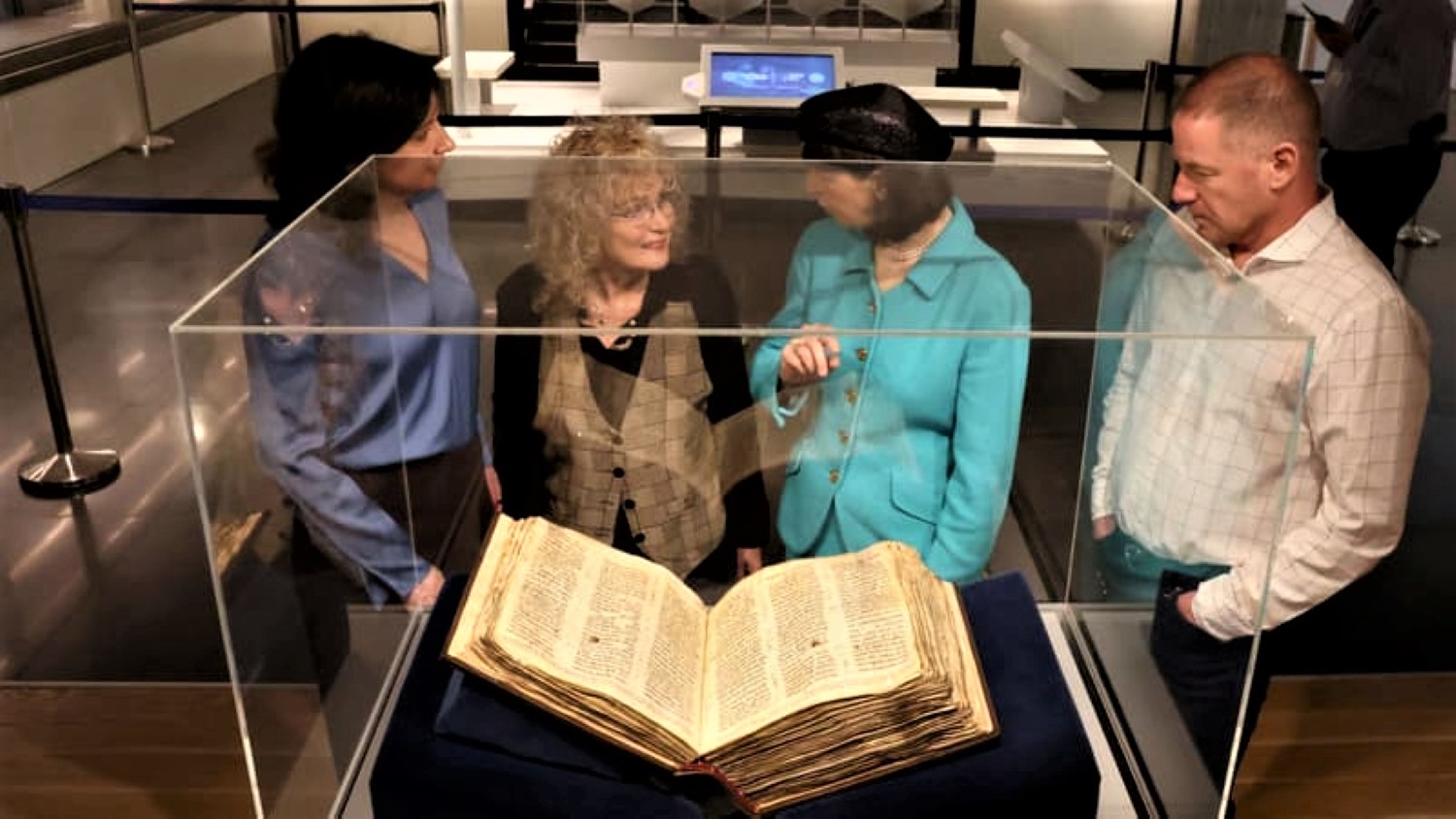 La plus ancienne bible hébraïque connue mise aux enchères à New York vendu 38,1 millions de dollars