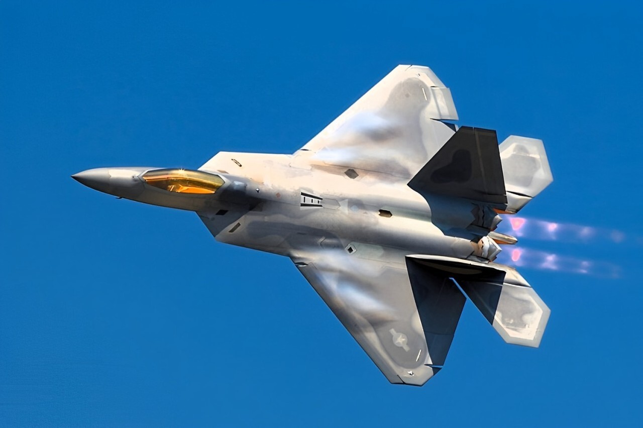 L'étrange rencontre d'un chasseur F-22 Raptor avec un OVNI intéresse les renseignements américains