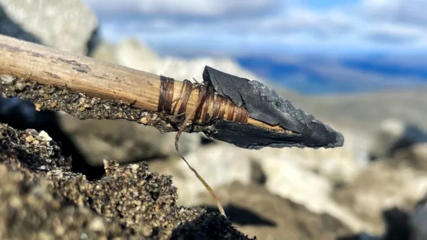 Norvège : des archéologues ont découvert une flèche qui a passé 3 000 ans dans la neige et la glace