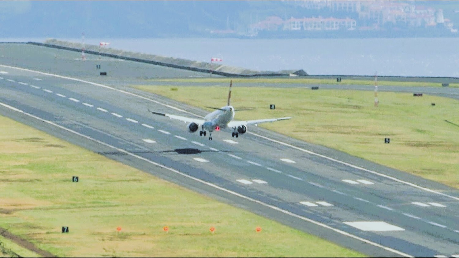 Portugal : les images folles de l'atterrissage mouvementé d'un airbus A 321