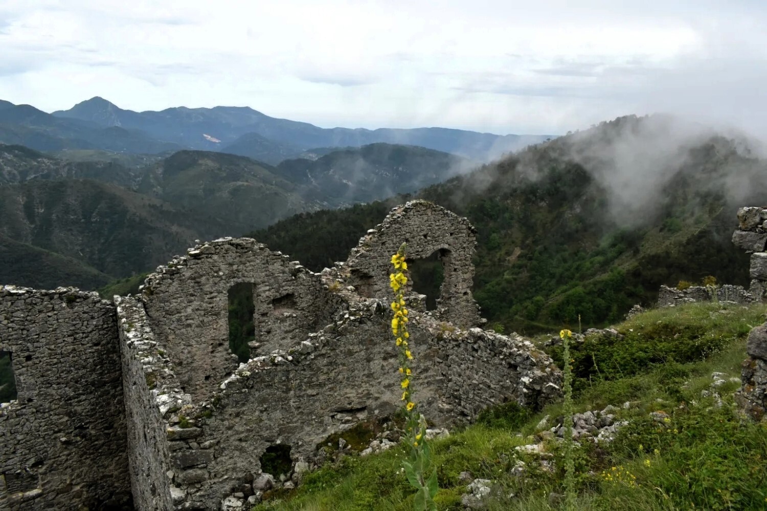 Rocca Sparvièra : le village fantôme