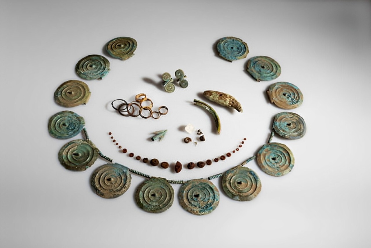 Suisse : un détectoriste amateur découvre dans un champ un fantastique trésor de bijoux et d’amulettes