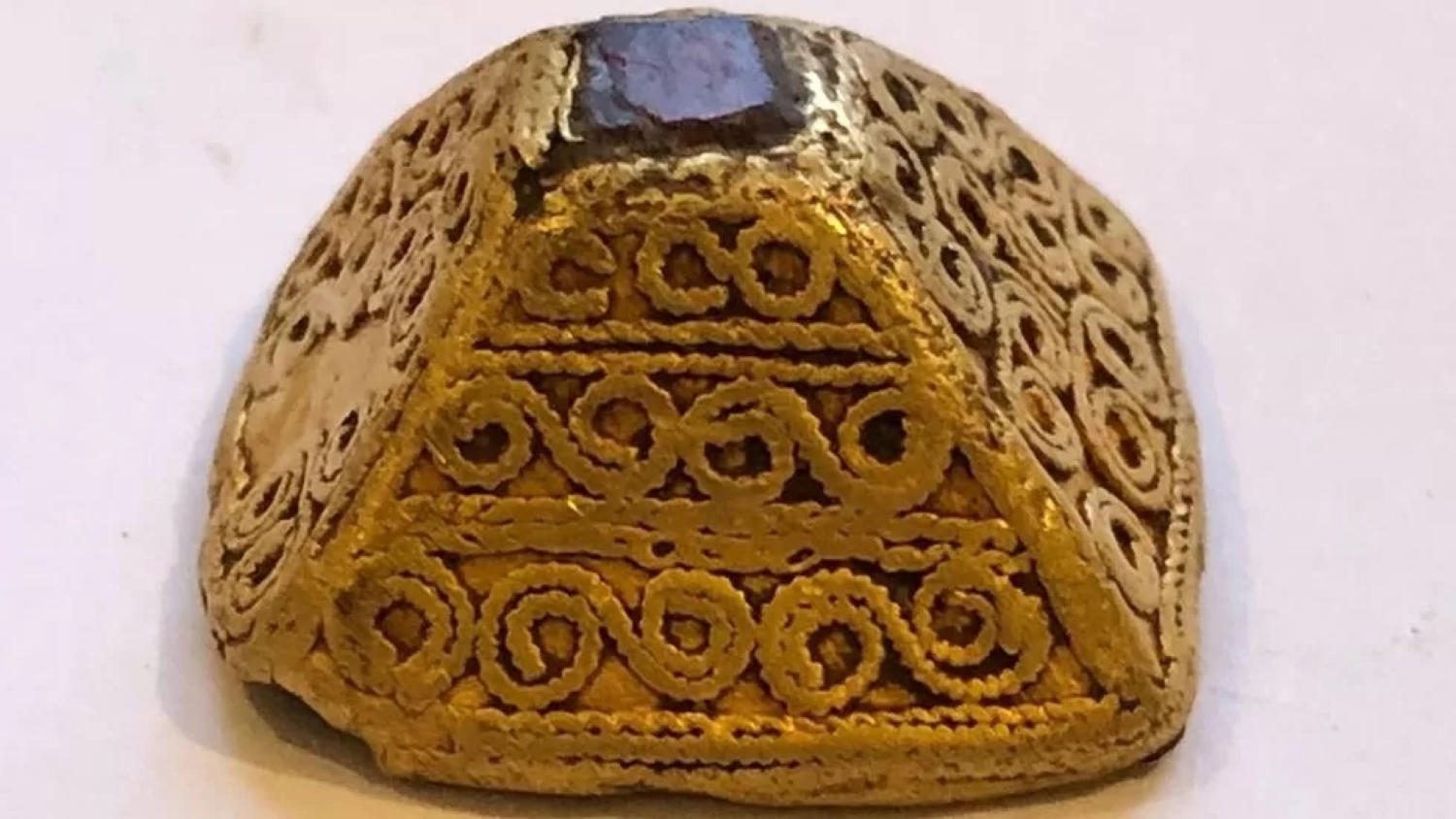 Un archéologue amateur découvre une pyramide en or en Angleterre