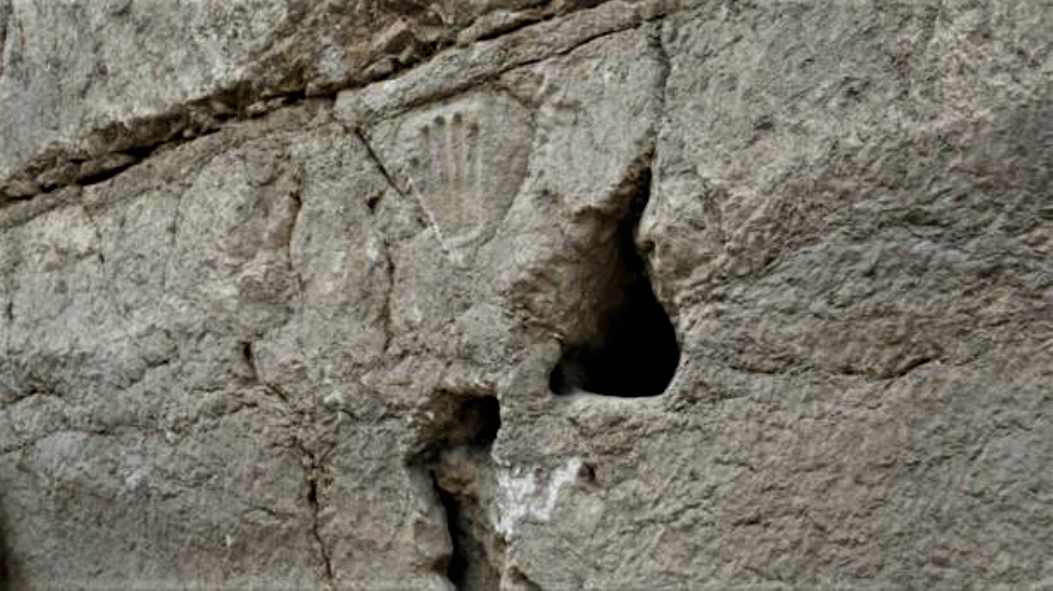 Un fossé vieux de mille ans et une mystérieuse empreinte de main ont été découverts à Jérusalem