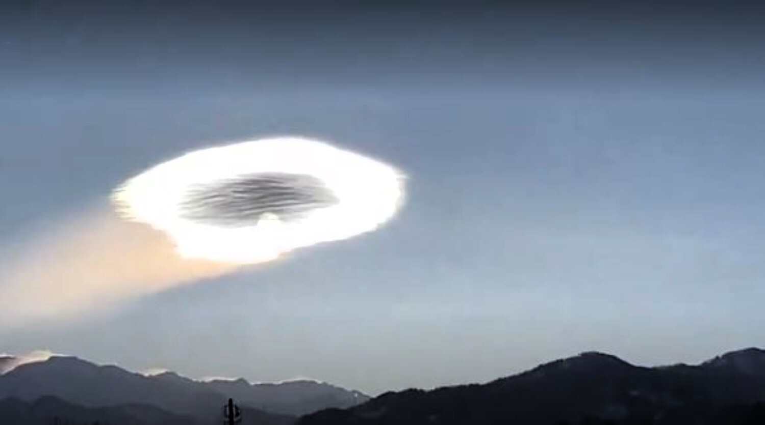 Un nuage ressemblant à un OVNI apparaît au Japon