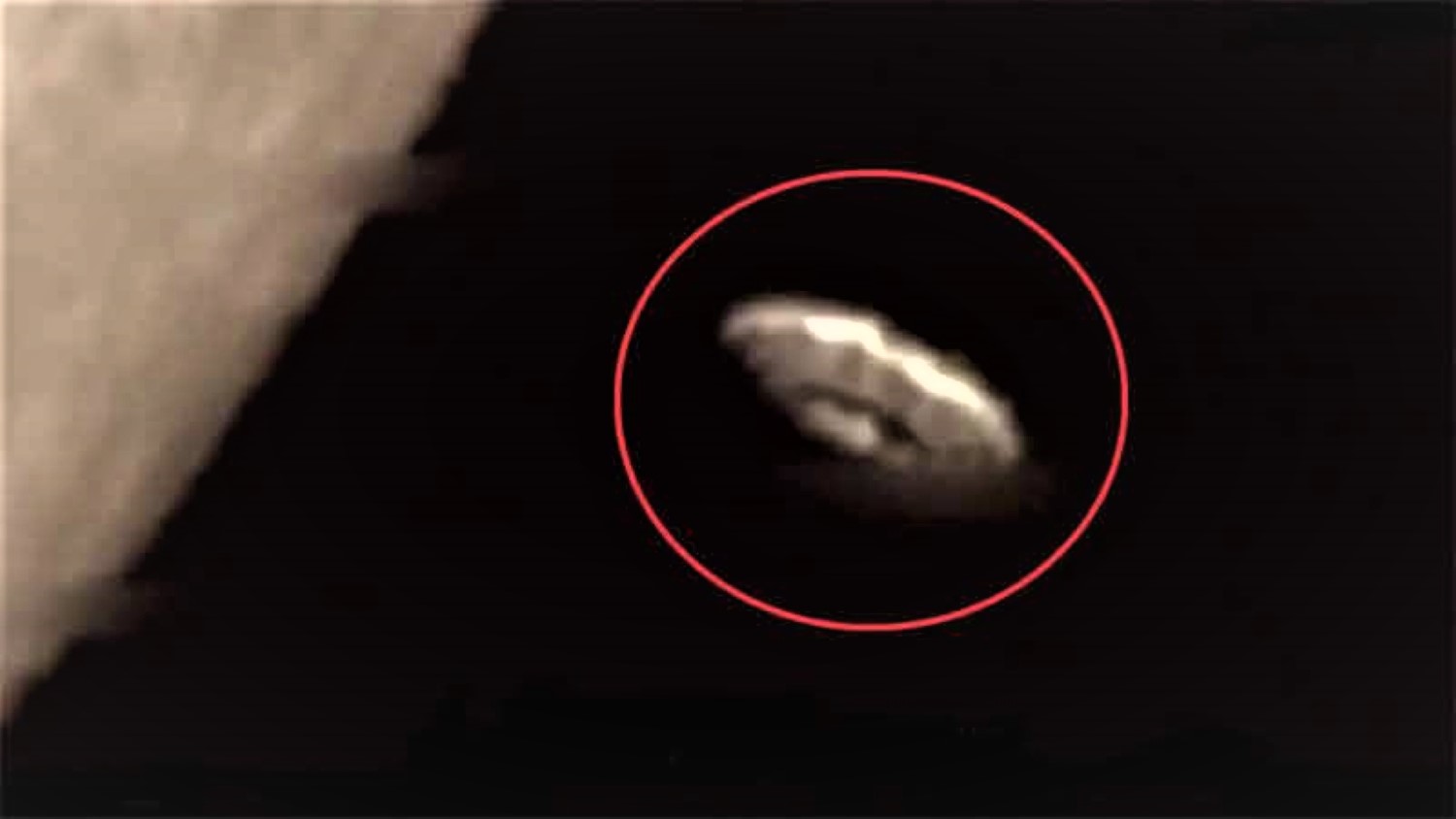 Un OVNI spectaculaire filmé survolant la Lune ?