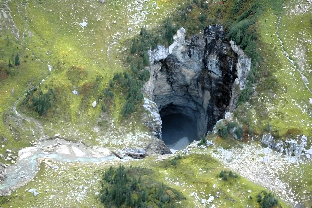 Une grotte gigantesque et inexplorée a été découverte au Canada