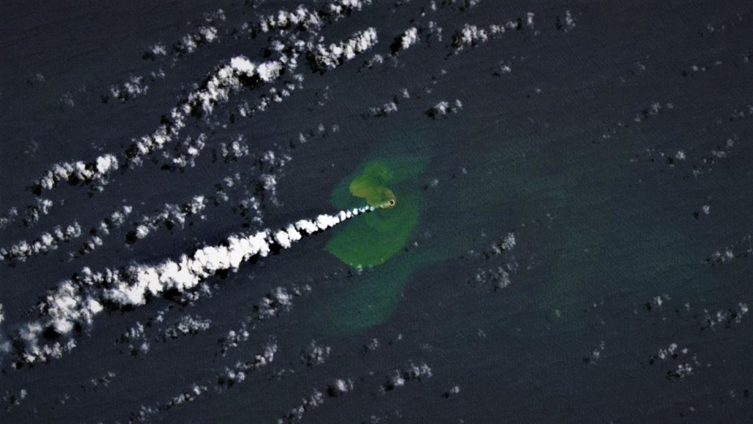 Une île surgit des profondeurs de l’océan Pacifique