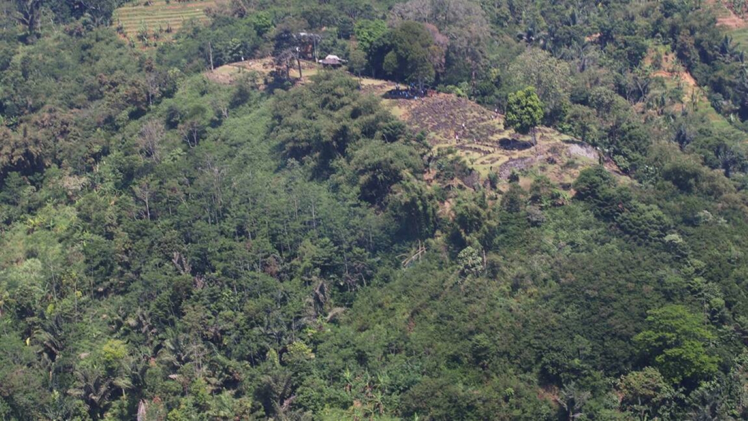 Une pyramide découverte en Indonésie