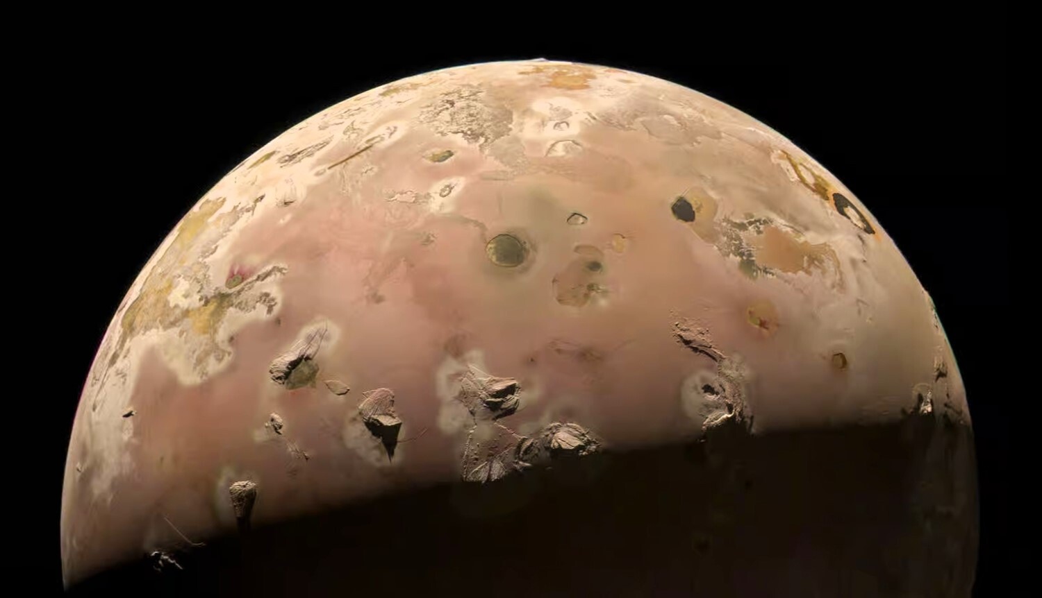 Une sonde de la NASA a pris des photos d’une lune avec des volcans en activité